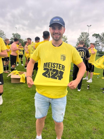 Tobi Hamm im Meistershirt